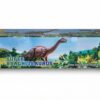 Bateria de fogos de artifício Super Brachiosaurus da categoria F3, com ilustração de dinossauro e paisagem pré-histórica, vista frontal da embalagem.