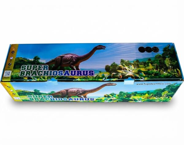 Close-up do topo da bateria pirotécnica Super Brachiosaurus, mostrando a saída dos disparos, os tubos de lançamento e a continuação do design do dinossauro na face superior da caixa.